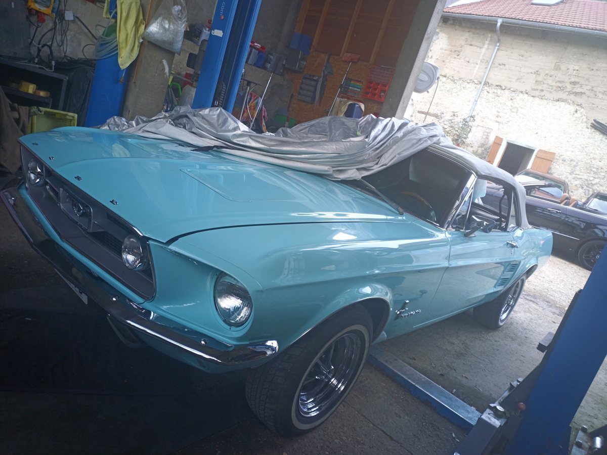 Ford Mustang cabriolet en préparation à l'atelier
